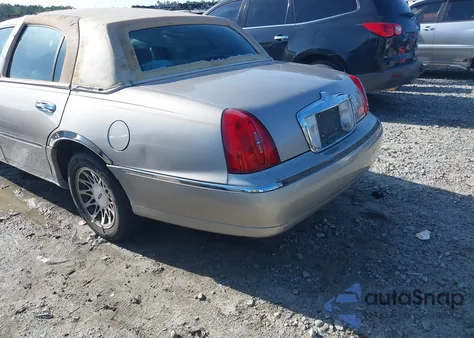 1999 Lincoln Town Car Signature z USA, uszkodzony, nr VIN 1LNHM82W6XY642334